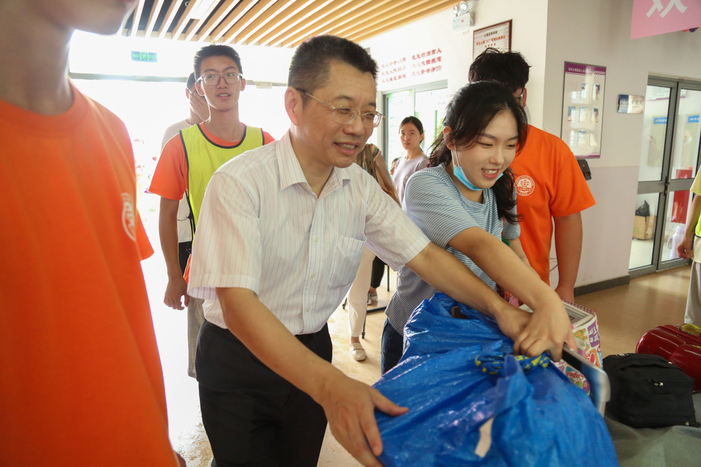 陆靖校长为新生搬运行李