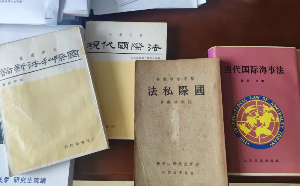 家属捐赠高文彬生前教学书籍