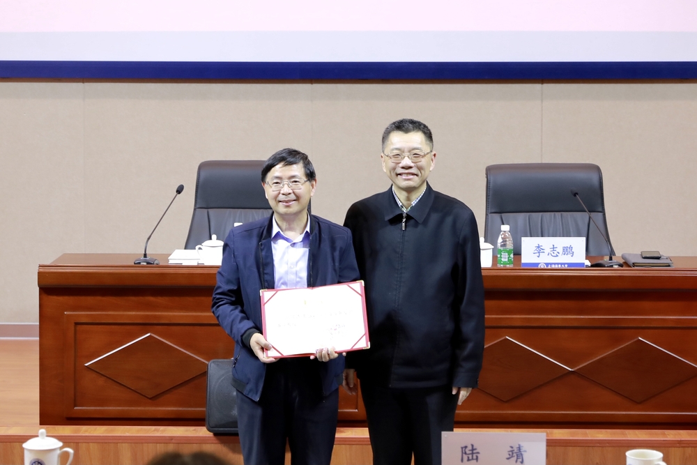 陆靖校长为王公龙教授颁发客座教授聘书