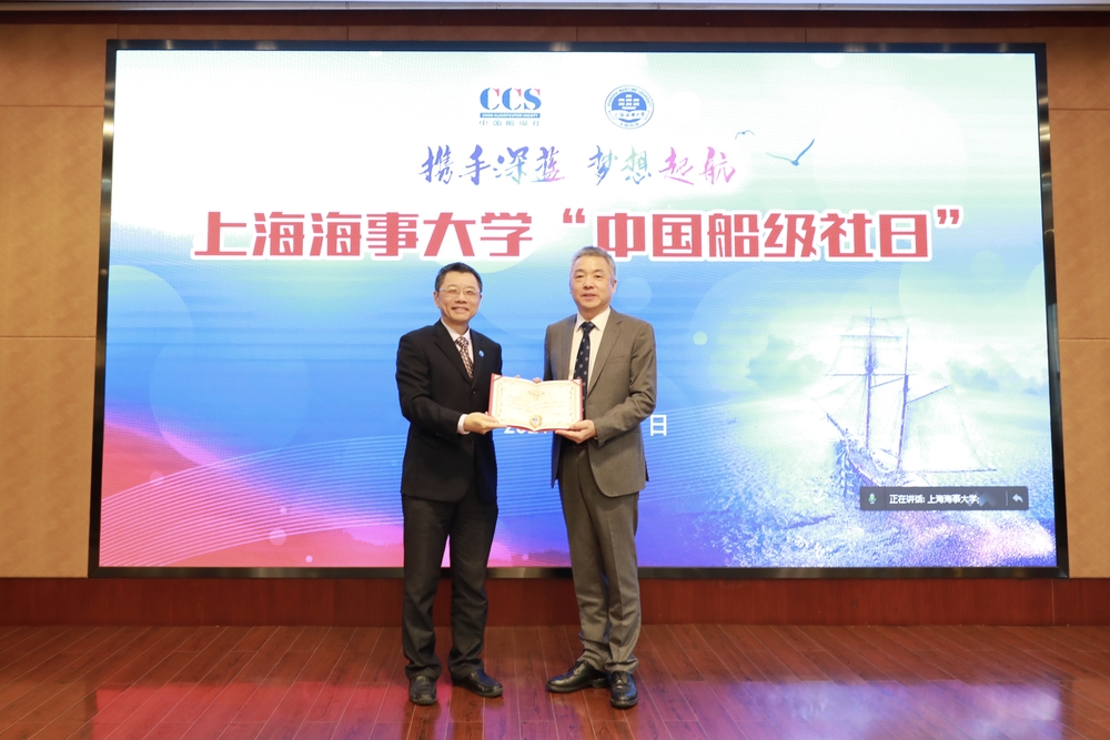 陆靖校长向孟令毅颁发捐赠证书