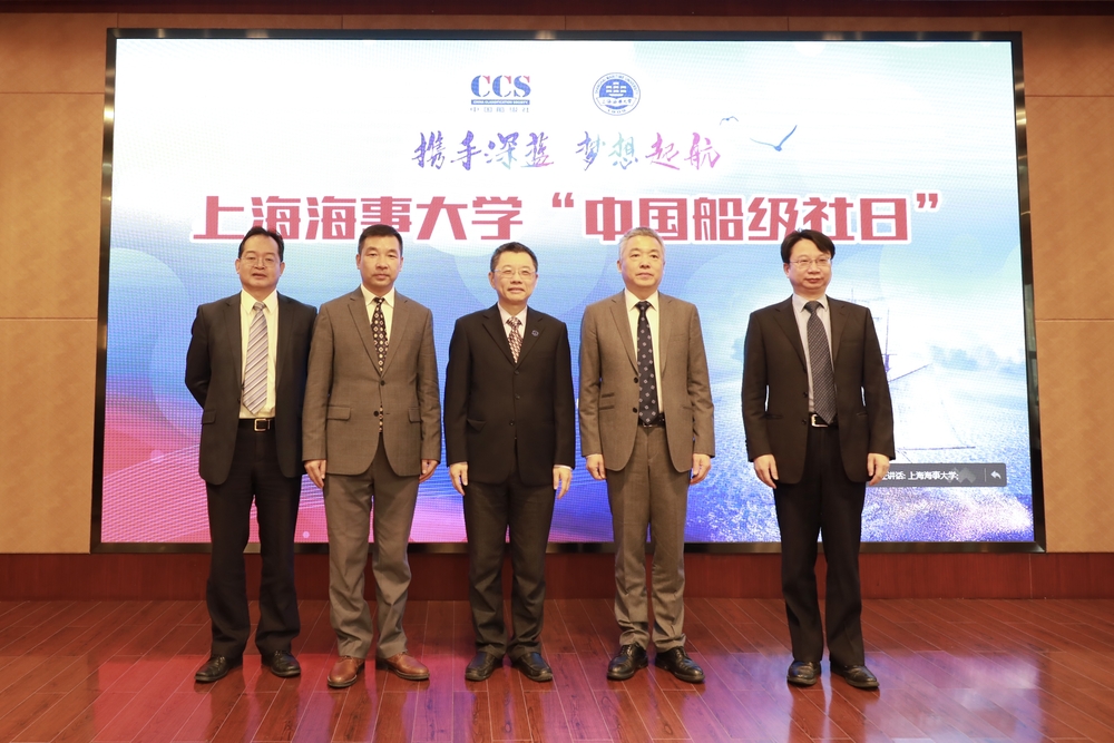 与会嘉宾合影留念