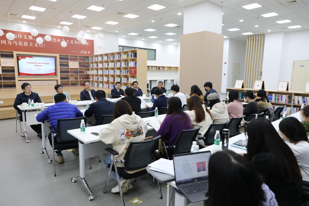 冯小敏与马院教师代表、新青年读书班学生代表交流