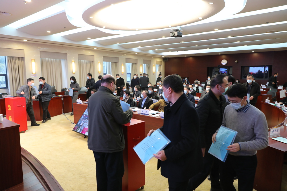 与会代表对领导班子和校领导进行民主测评