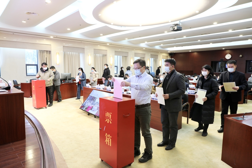 与会代表对选人用人工作和新提拔处级干部进行民主评议和测评