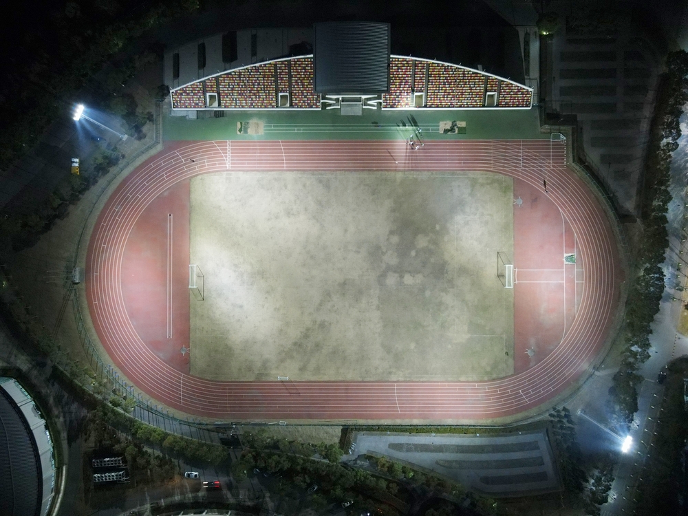 亮灯后的南区操场