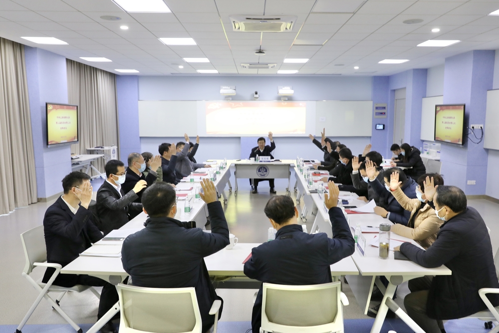 代表们举手表决通过决议