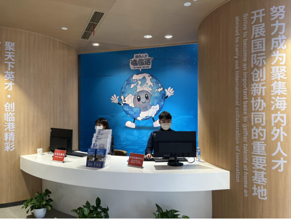 学校学生(右)志愿者参与临港新片区多语言服务中心服务