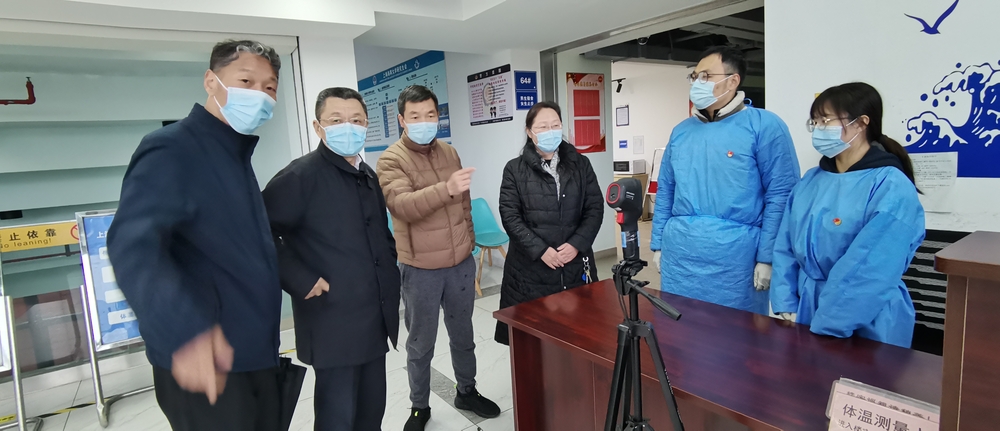 在学生公寓检查疫情防控工作