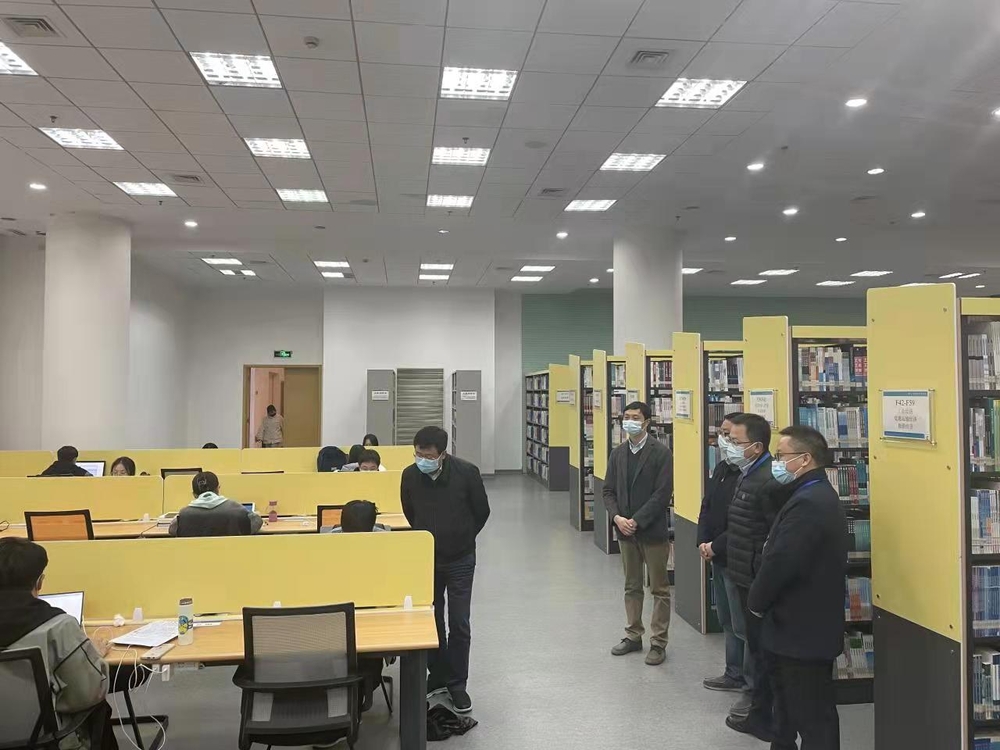 宋宝儒书记在图书馆询问学生疫情期间学习情况