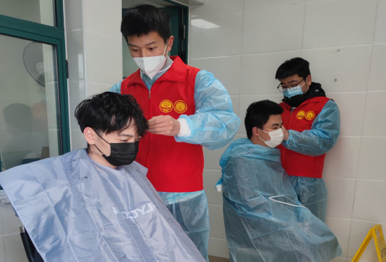 港湾校区学生志愿者为同学义务理发