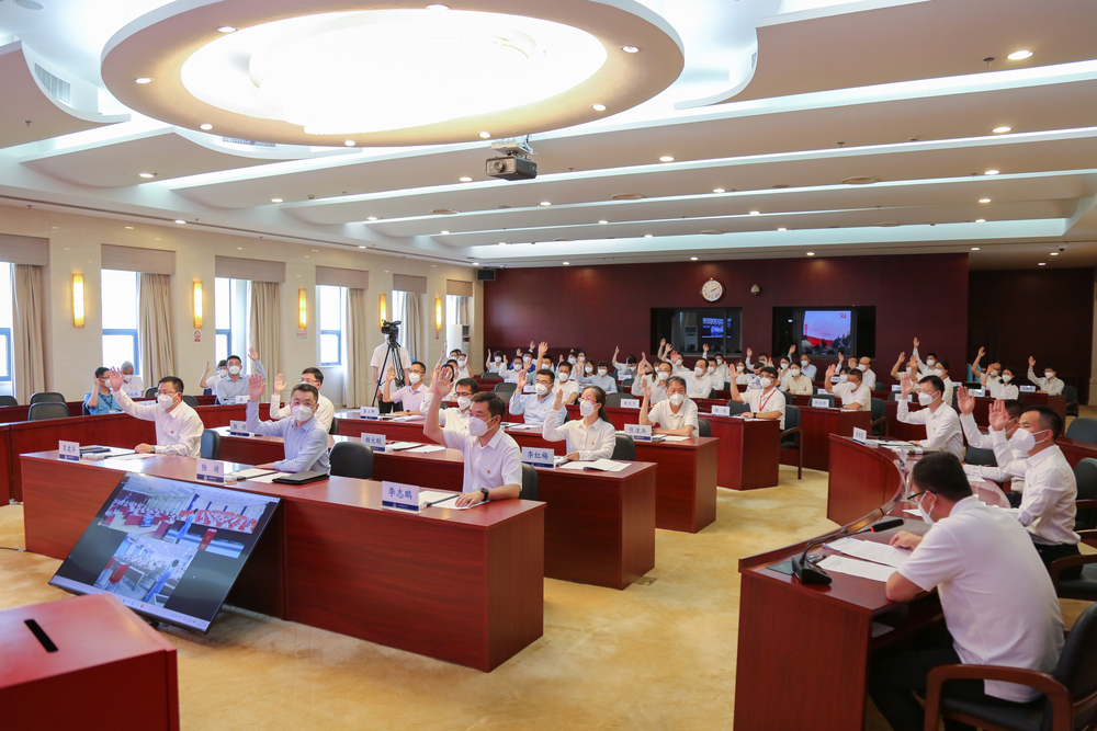 与会代表举手表决选举办法