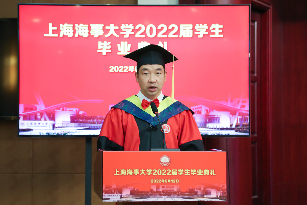 党委副书记、副校长李志鹏主持毕业典礼