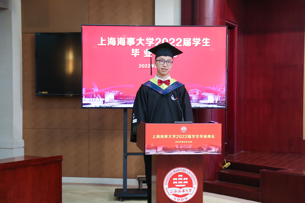 毕业生代表、徐悲鸿艺术学院工业设计181班姚翰升发言