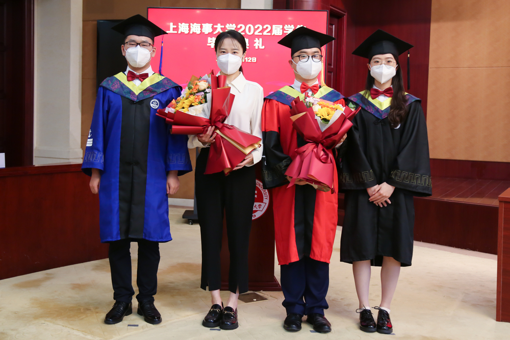 毕业生代表为教师代表送上鲜花