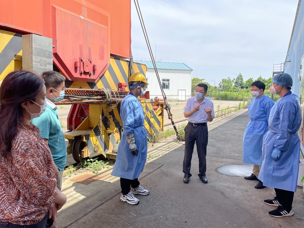陆靖校长一行检查学校实验室安全和疫情防控工作
