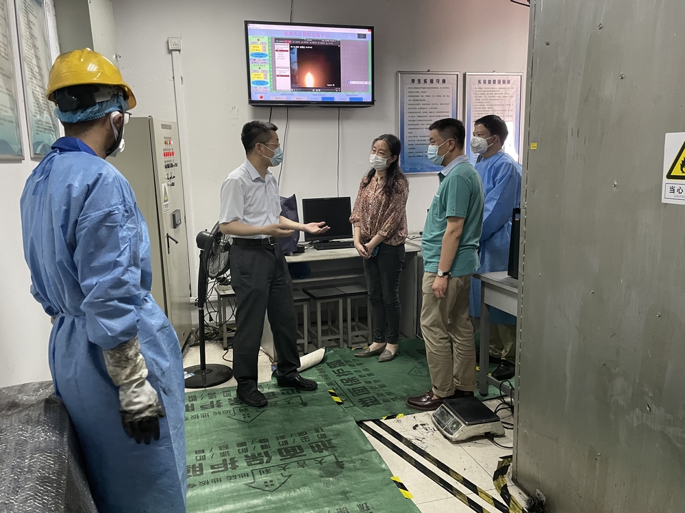 在海洋科学与工程学院船舶火灾安全工程实验室与师生交流