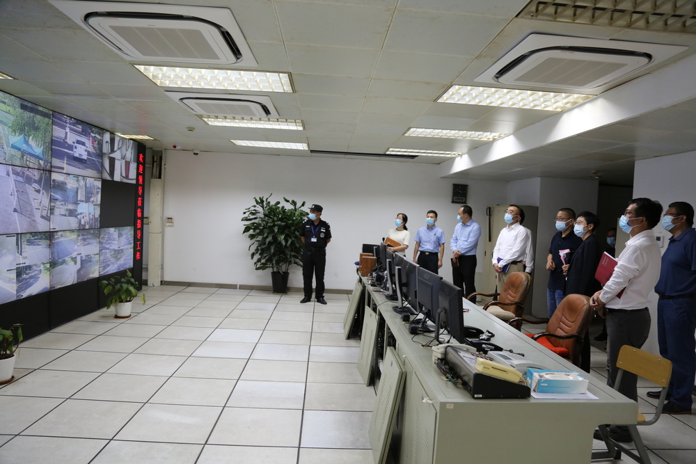 校领导一行到学校监控室检查工作