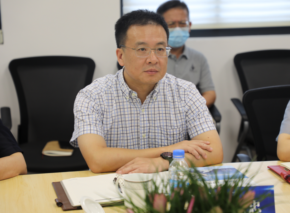 浦东新区教育工作党委书记、教育局局长高国忠主持座谈会