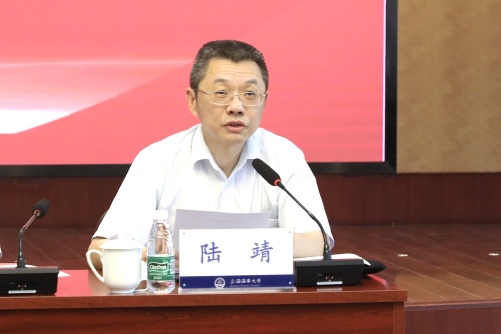 陆靖校长宣读奖获教师和从教30年教师名单