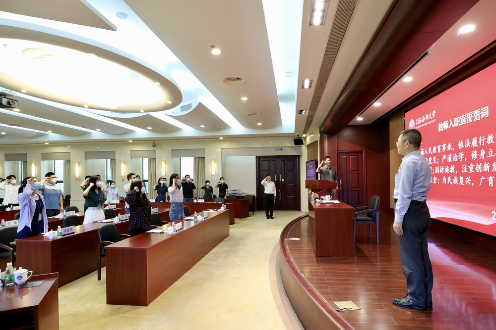 骆温平教授带领全体新进教师进行入职宣誓,陆靖校长监誓