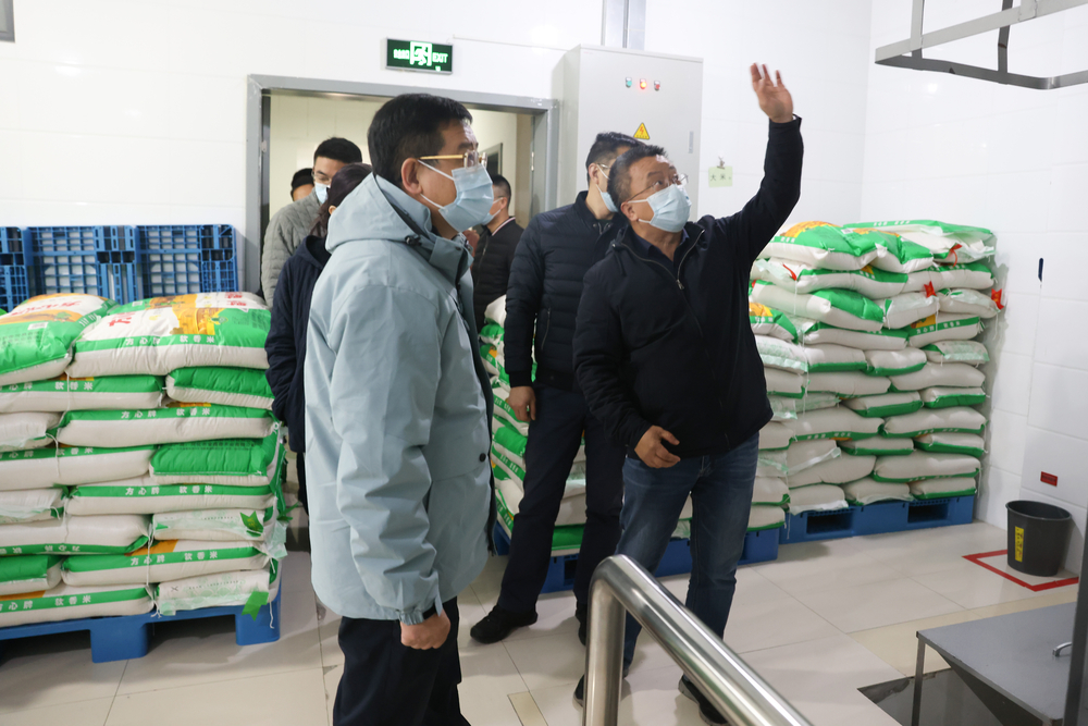 在食堂物资仓库查看食材储备情况