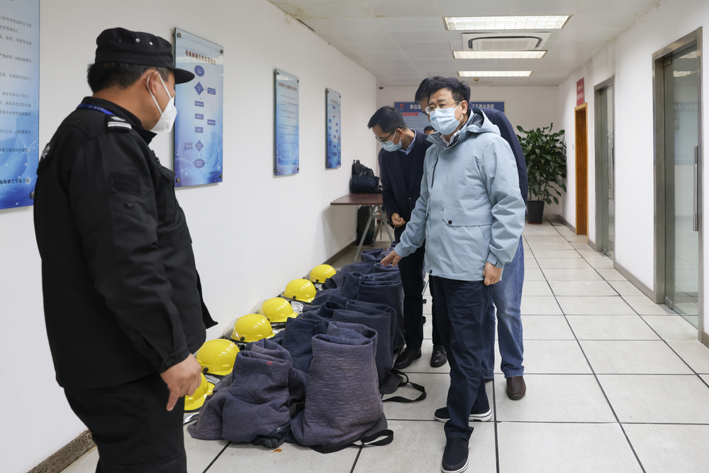 向保安人员询问消防安全工作