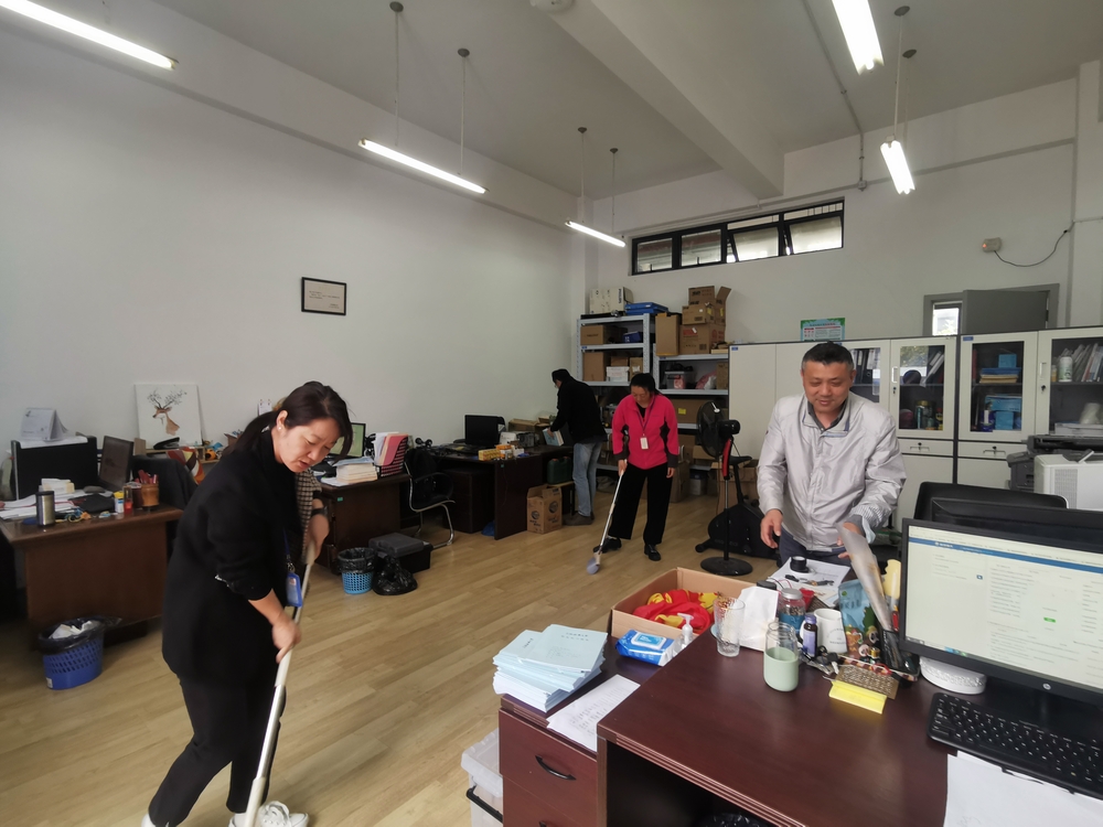 电工电子实验中心老师打扫办公室