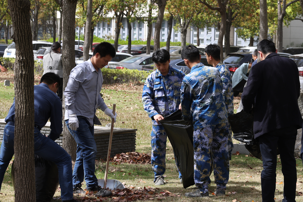 将落叶收到垃圾袋中