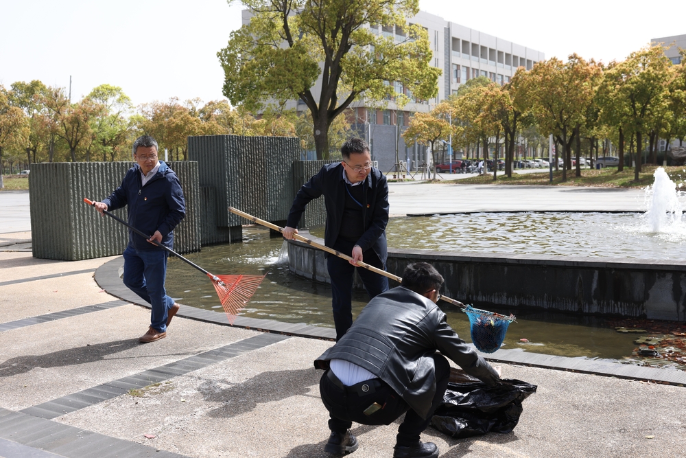 打捞、清理水池中的垃圾
