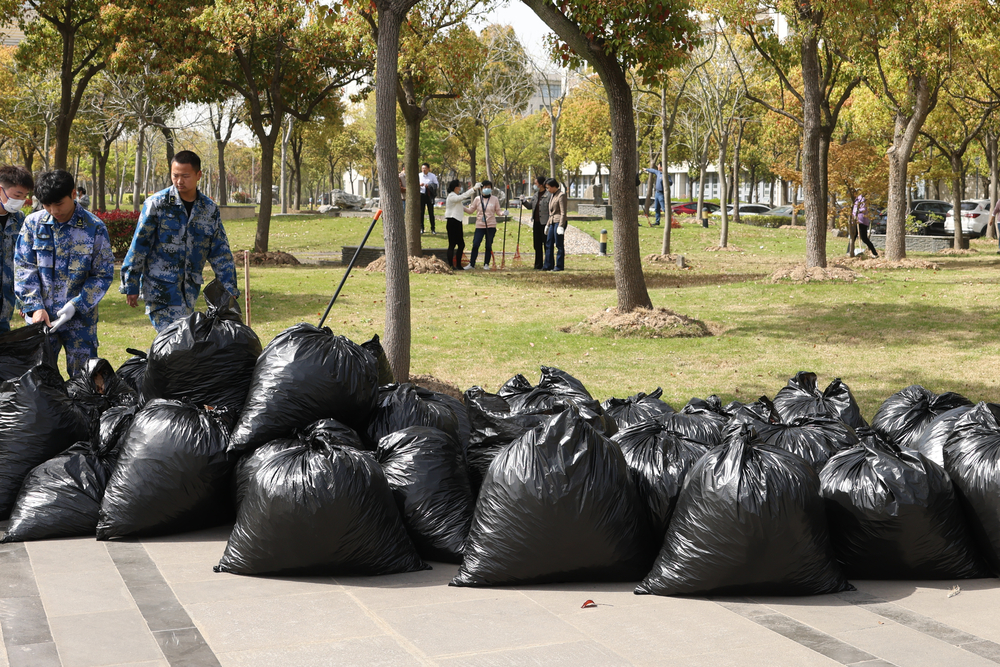 将垃圾袋放至规定地点