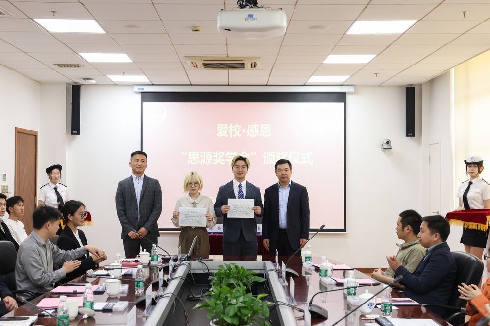 校党委副书记、副校长李志鹏与王伟校友为获奖学生颁发证书