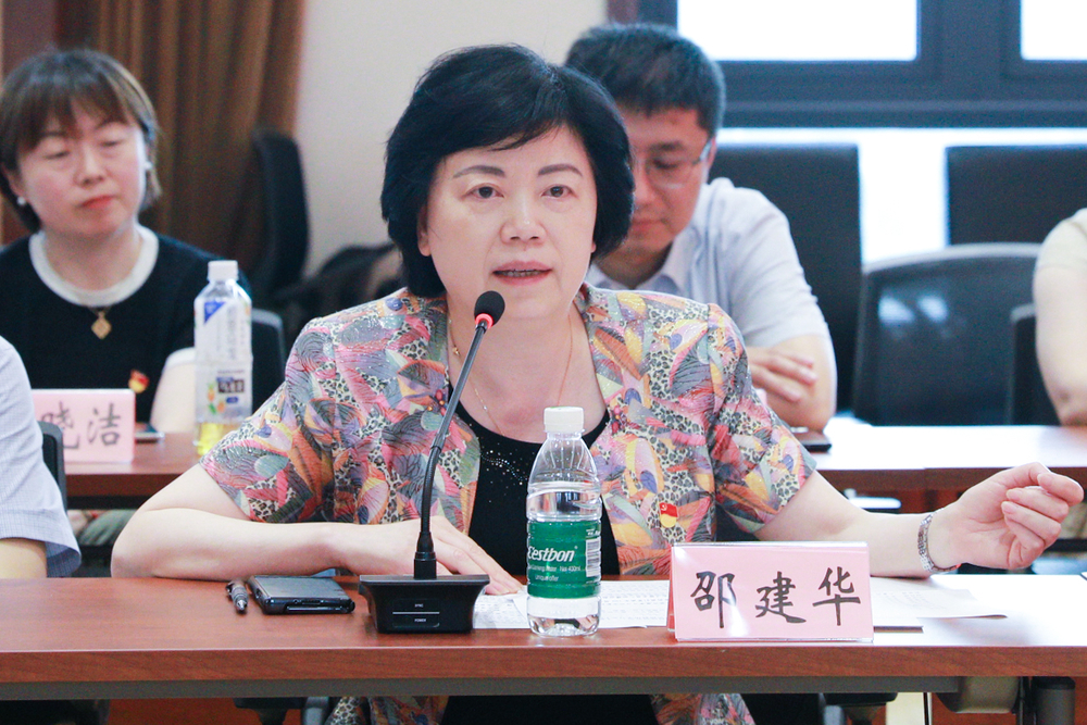 邵建华书记介绍华东医院的发展历程