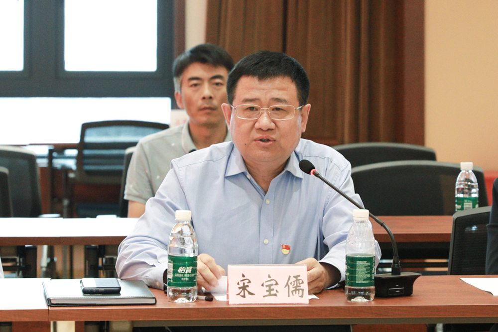 宋宝儒书记介绍学校发展历程和办学情况