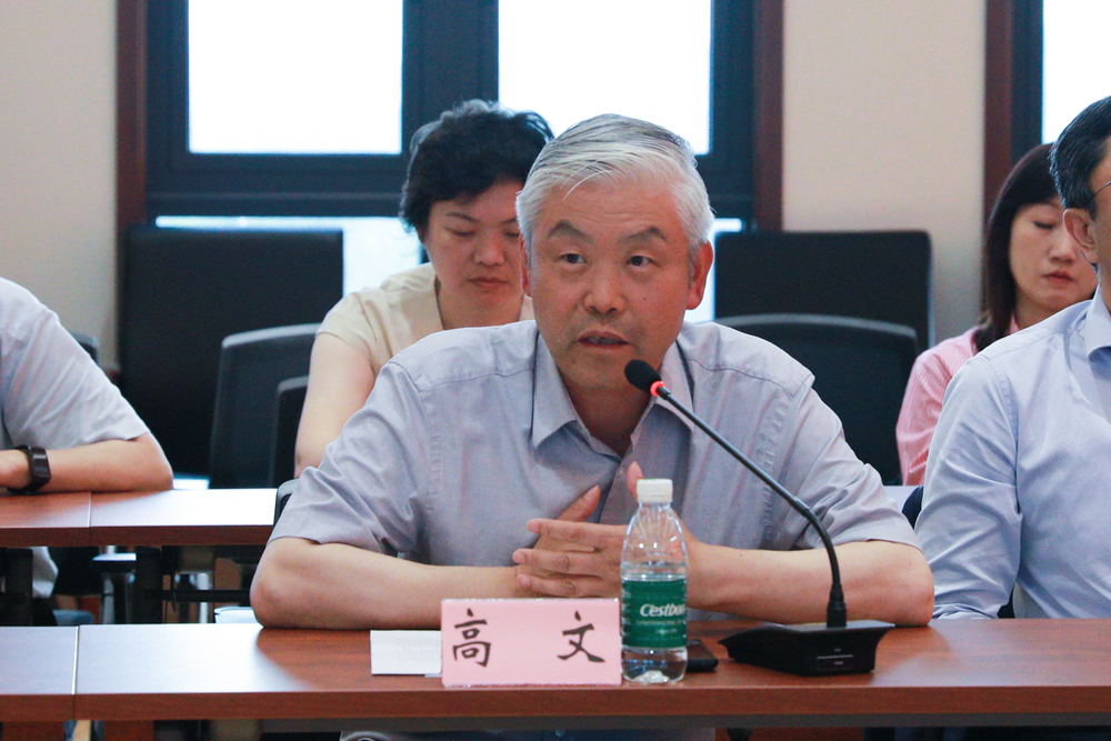 高文院长介绍华东医院情况