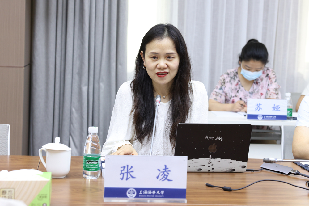 澎湃新闻互动新闻中心总监张凌作报告