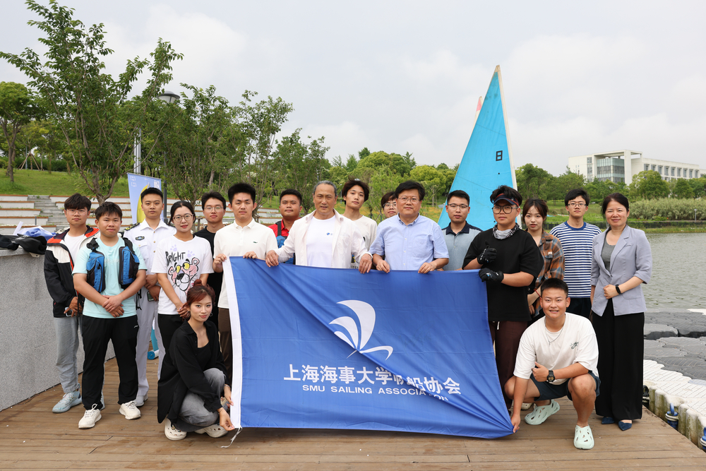 与学校帆船队合影