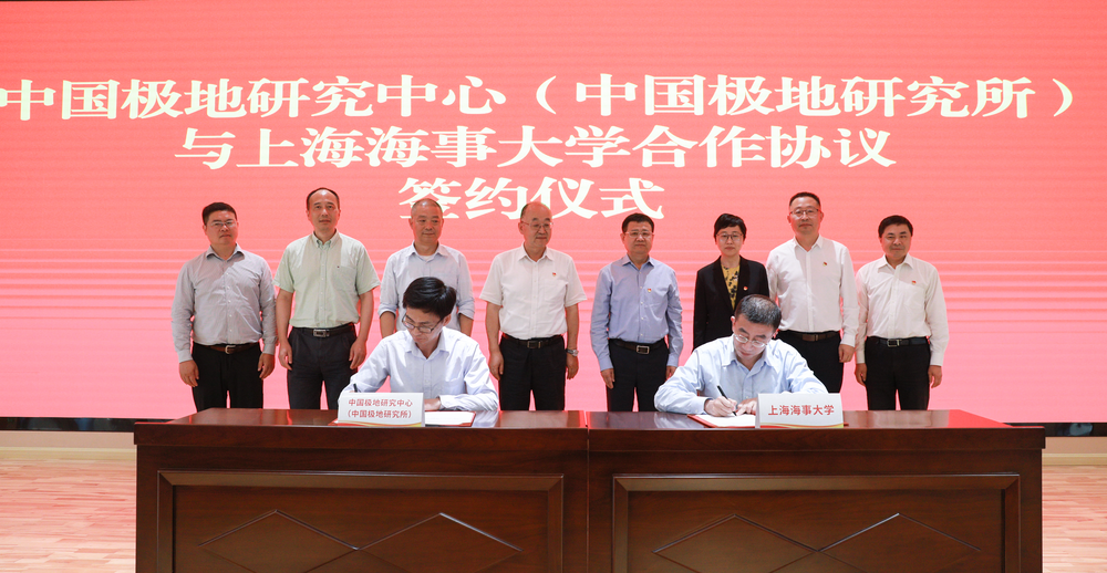 施欣副校长和张北辰副主任代表双方签署新一轮合作协议