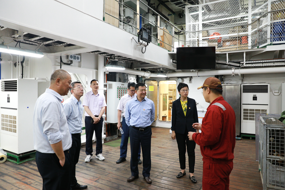 宋宝儒书记一行参观极地科学考察破冰船“雪龙2”号