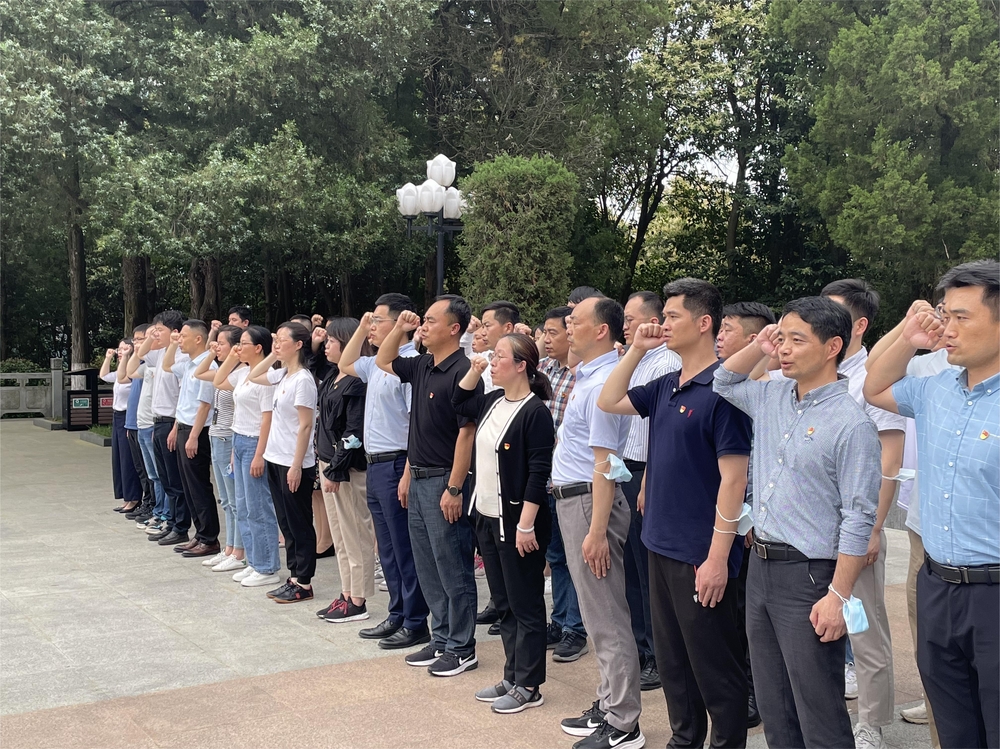 在金寨县红军广场重温入党誓词