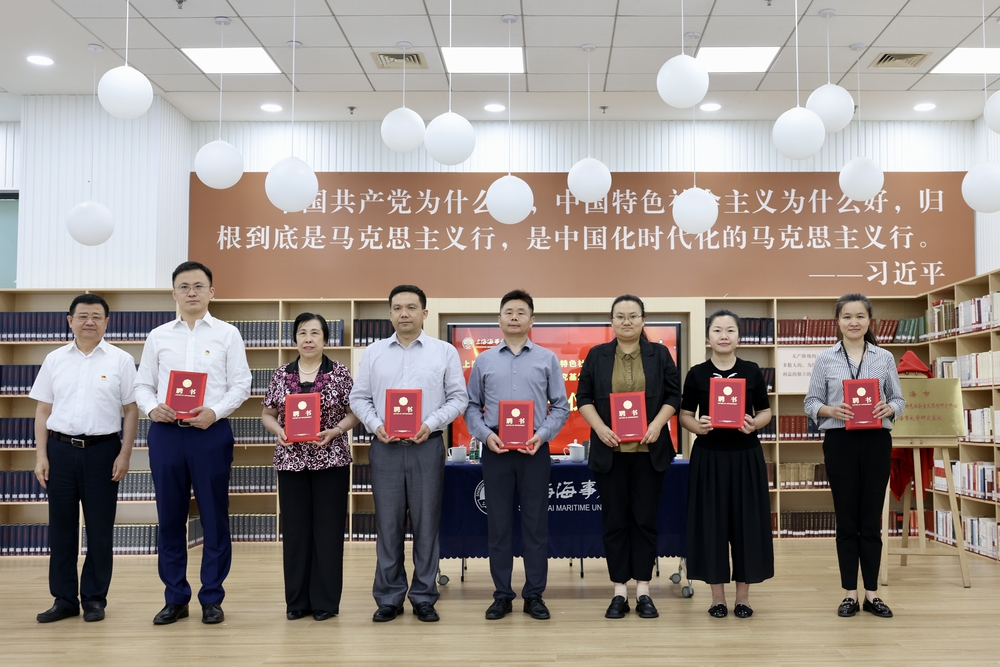 宋宝儒书记为特聘研究员颁发聘书