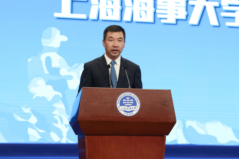 李志鹏主持开学典礼