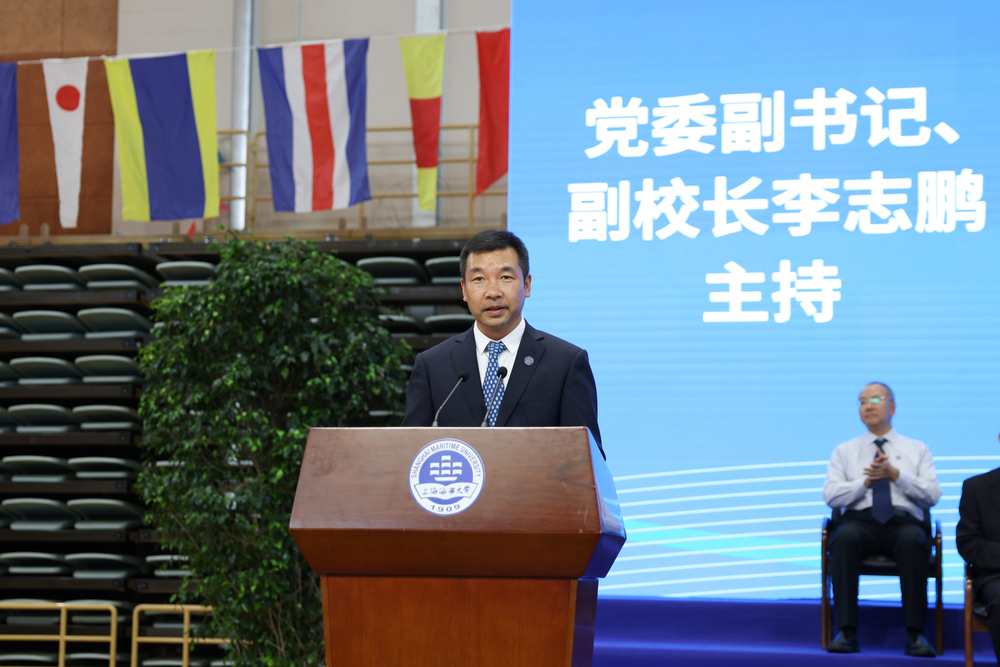 李志鹏主持开学典礼