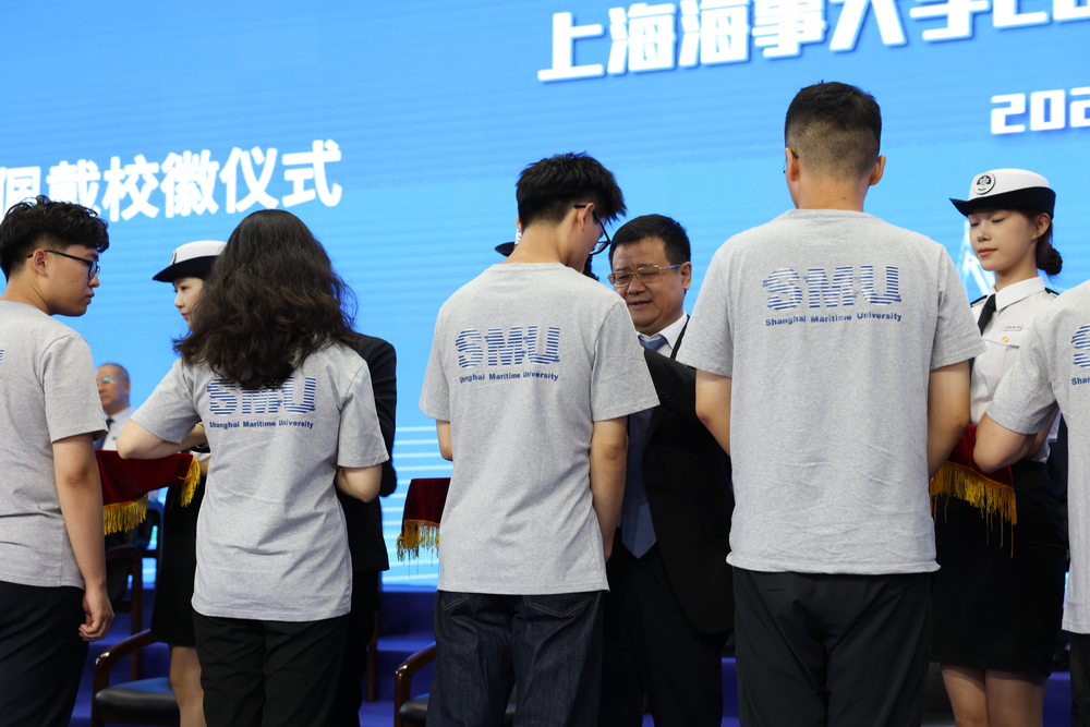 校领导为新生佩戴校徽