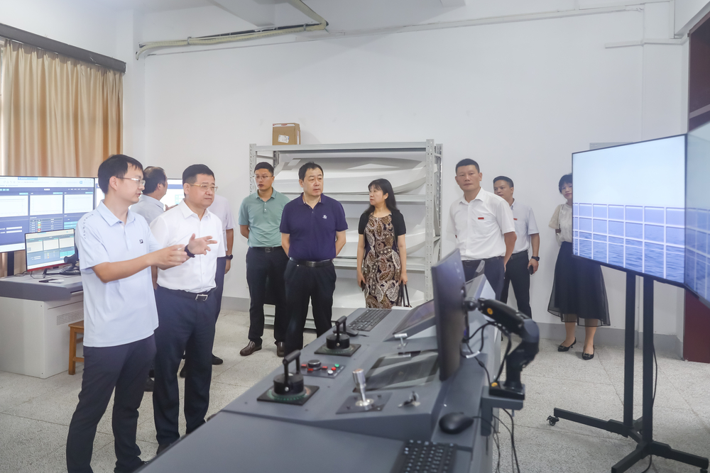参观集美大学实验室