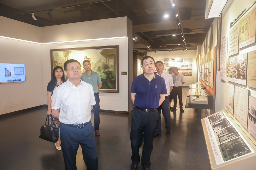 参观集美大学校史馆