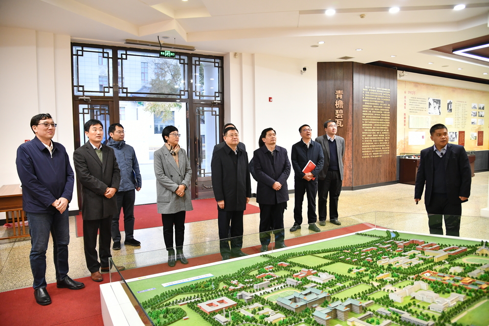 参观哈军工纪念馆