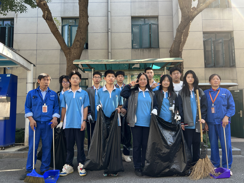 港湾校区学生开展校园环境清理