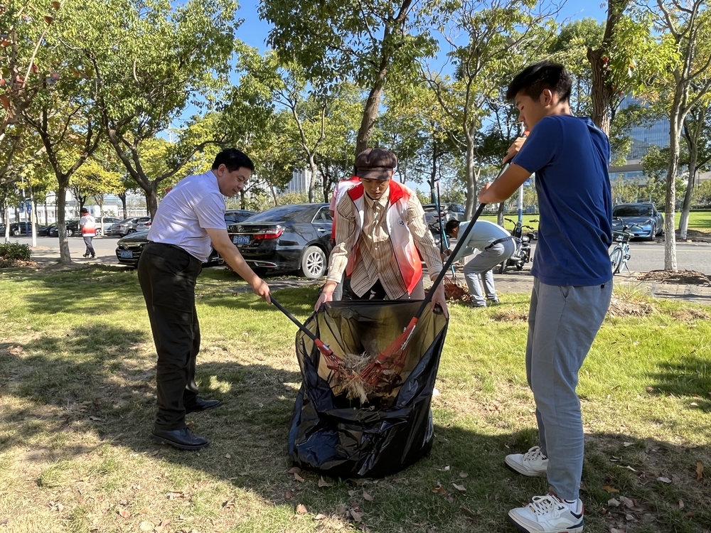 海洋科学与工程学院师生一起打扫校园环境