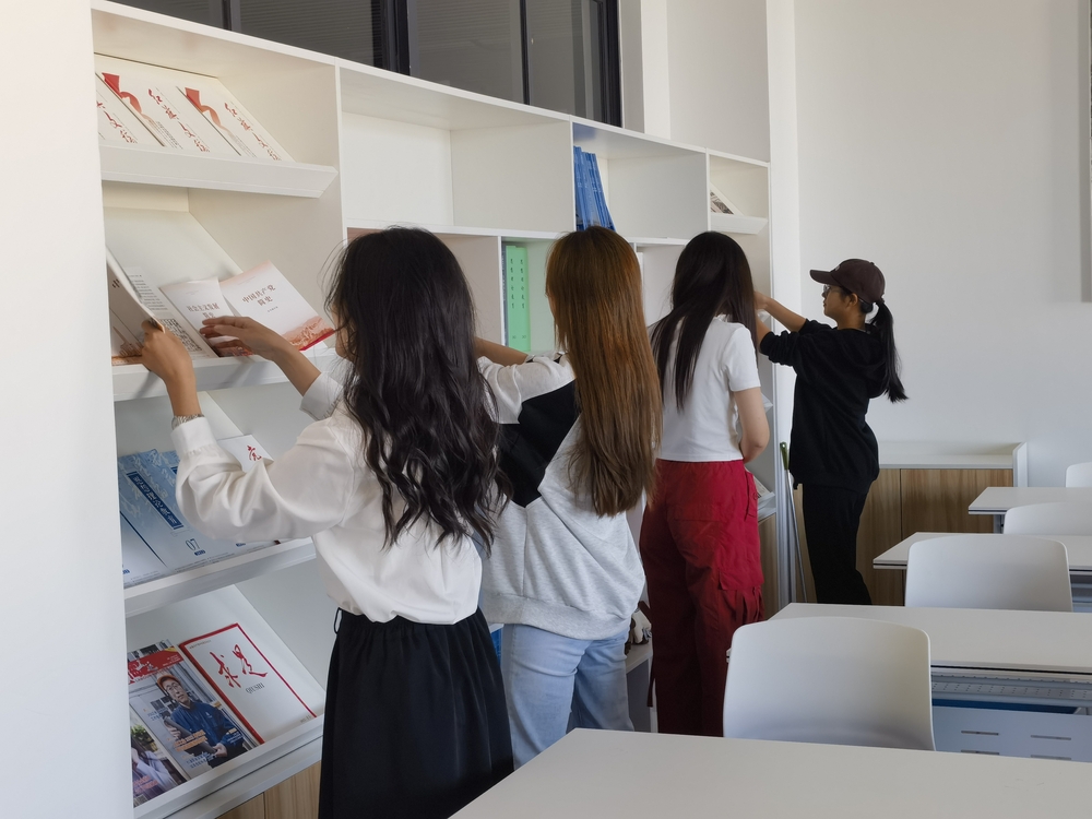 马克思主义学院学生整理专业书籍书架