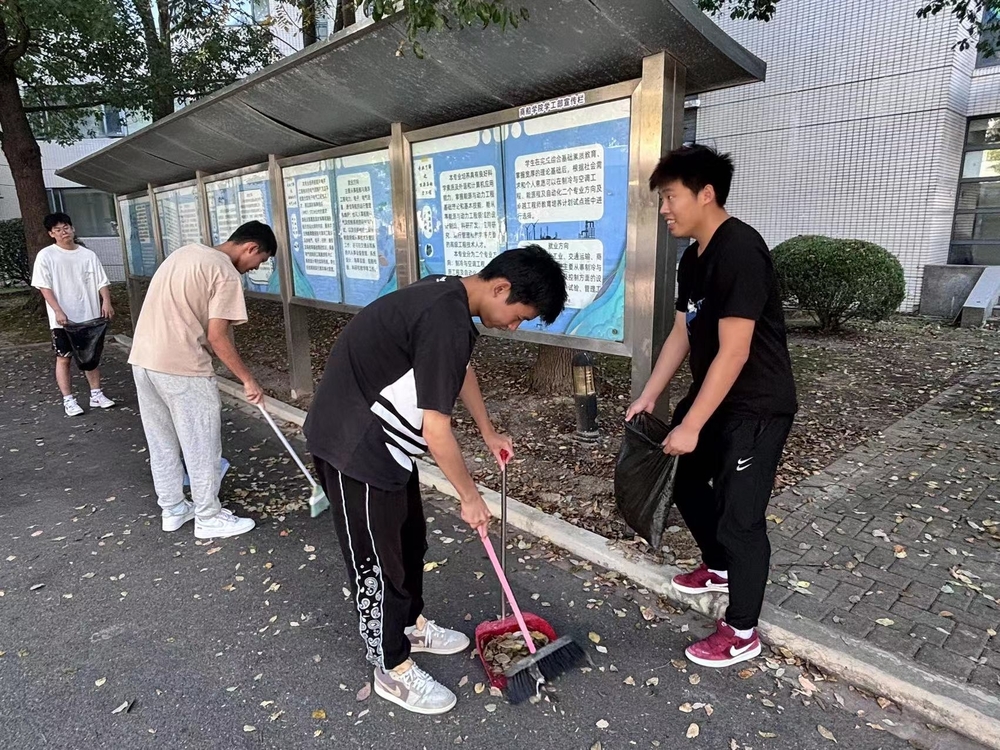 商船学院育秀党支部清扫社区道路